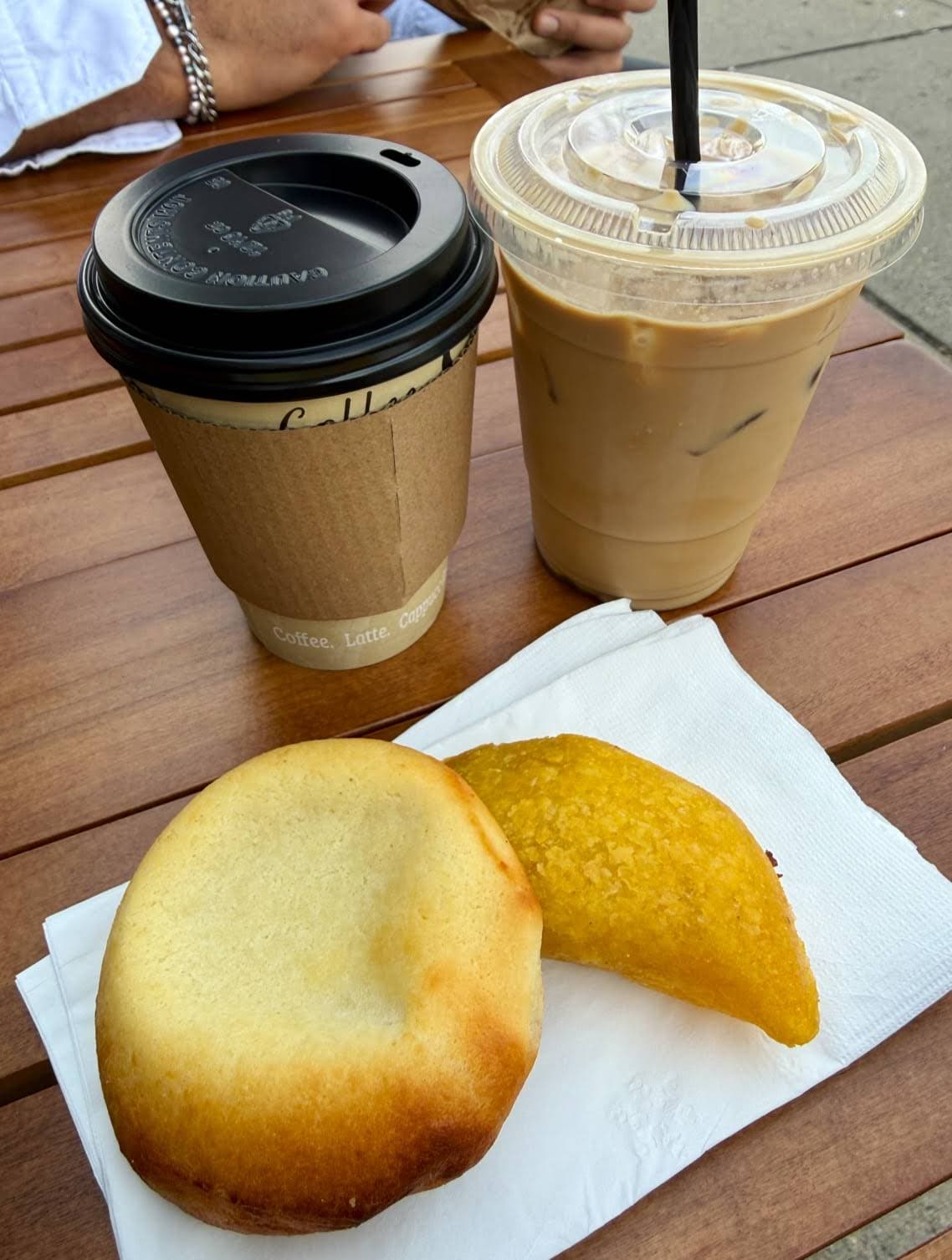Café colombiano con pandebono fresco en Aromas