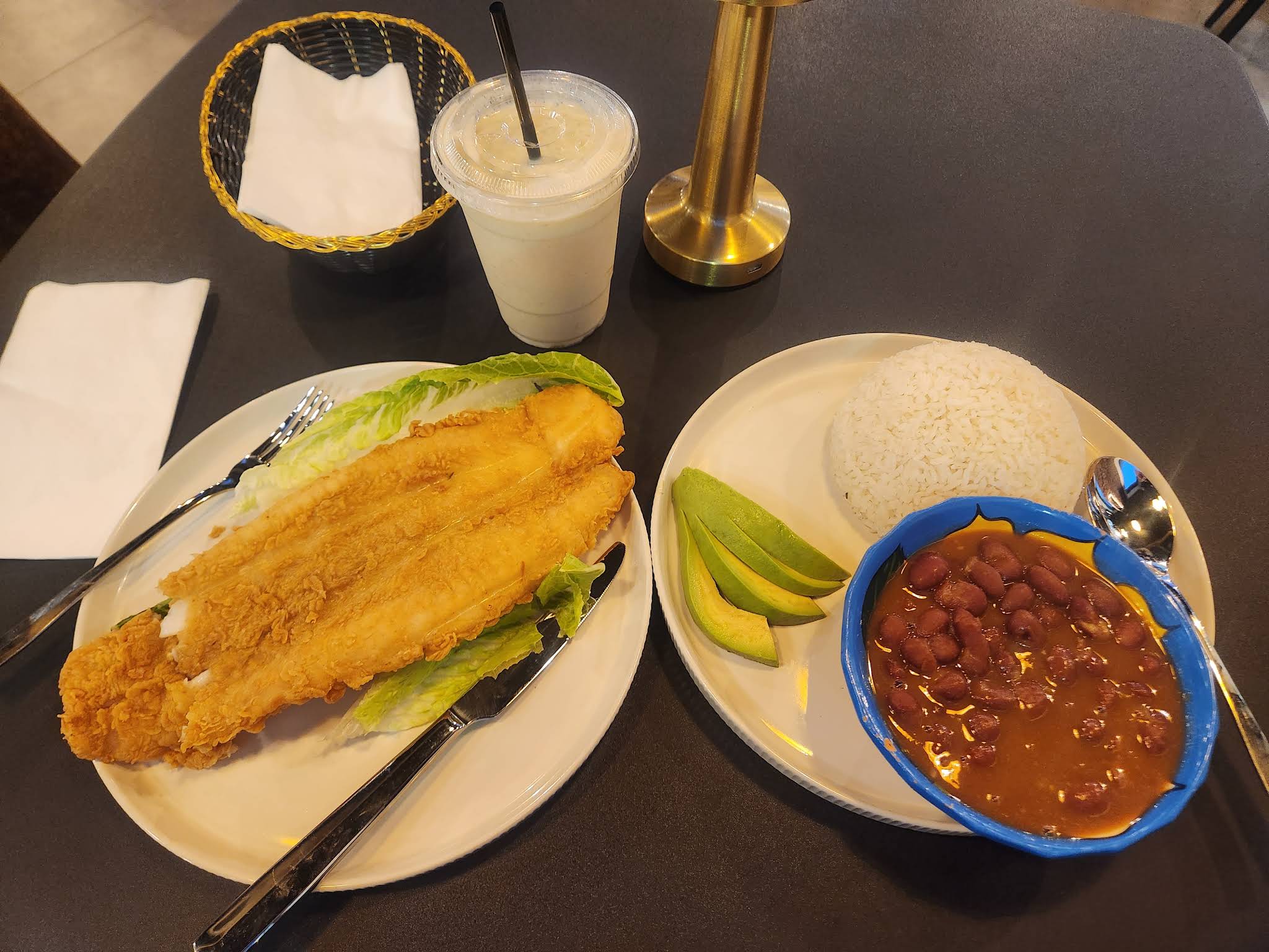 Plato de pescado servido en Aromas, Union City