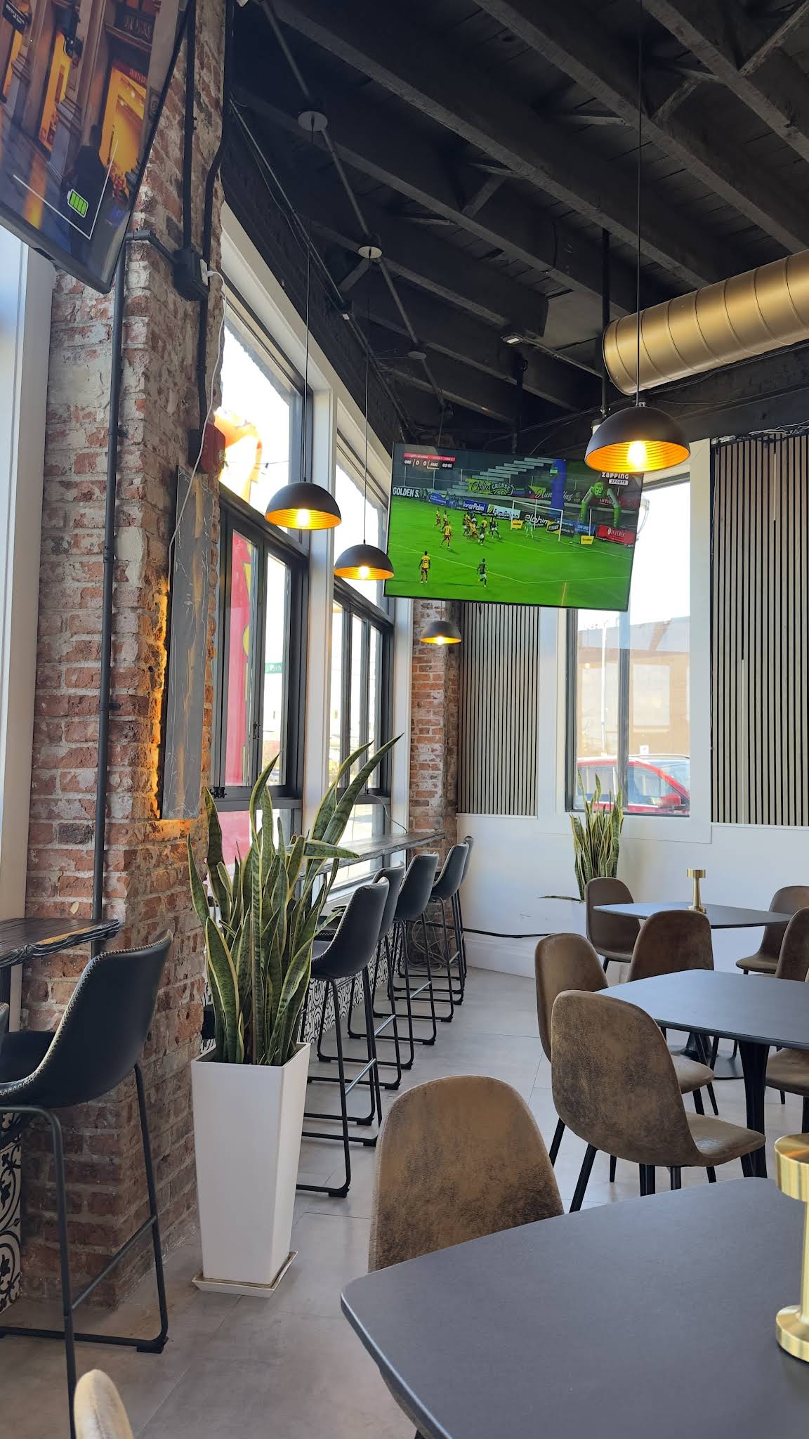 Barra con vista a la ventana dentro de Aromas en JFK Blvd