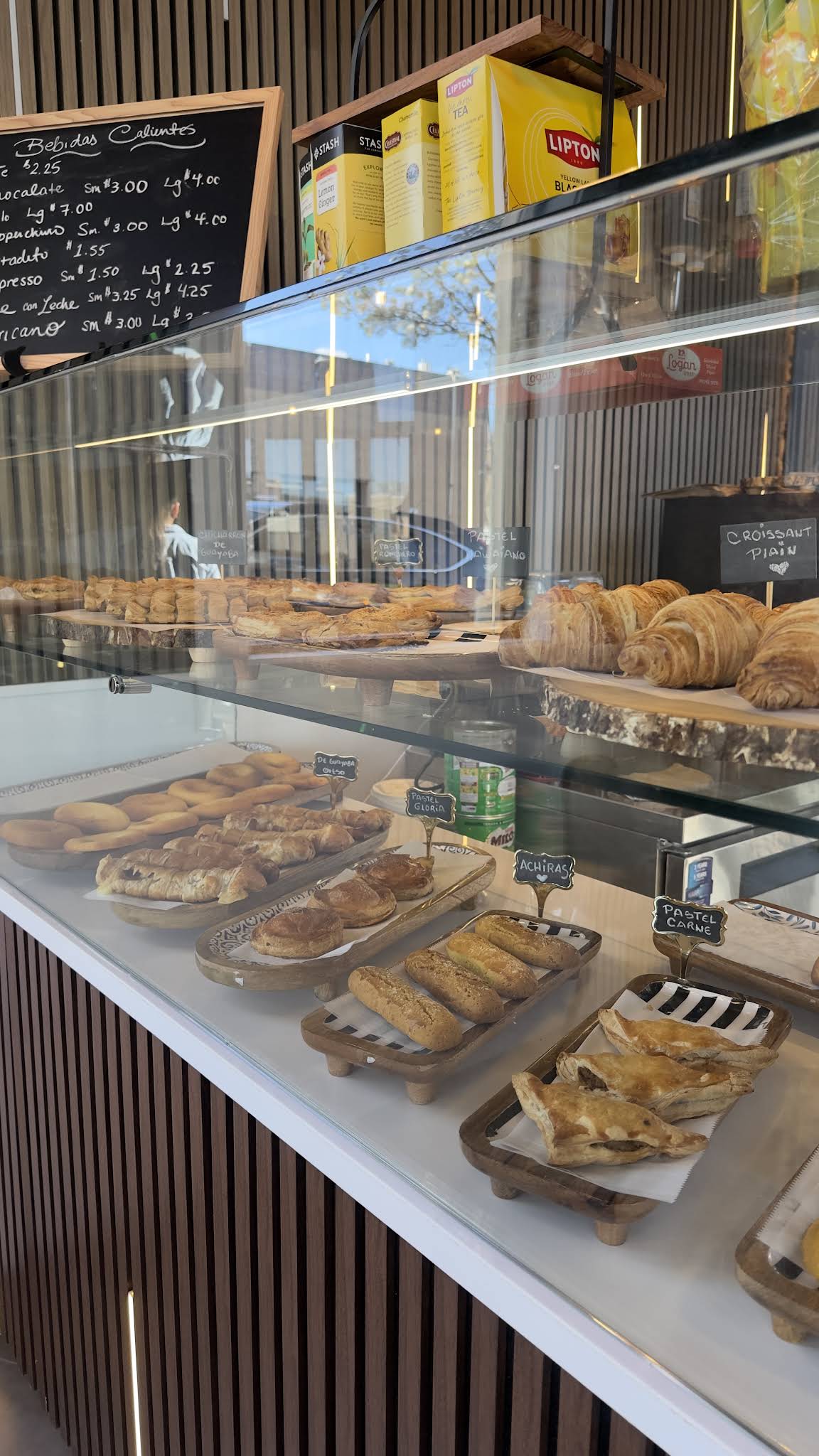 Panadería colombiana fresca y pandebono en el mostrador de Aromas
