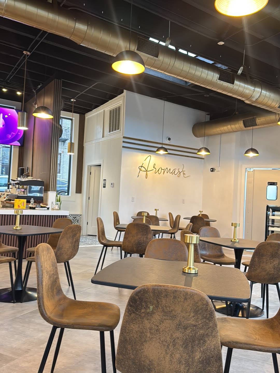 Interior de Aromas — comedor cálido y moderno en Union City, NJ